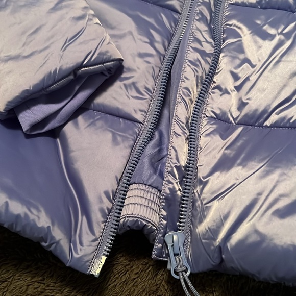 Chic & Bold: Trendsetting Puffer Jacket in a Unique Hue - Picture 2 of 9